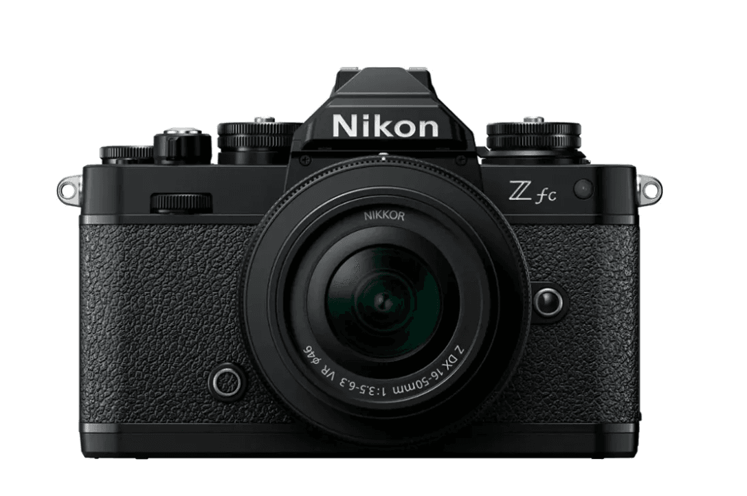 كاميرا نيكون Z fc سوداء + طقم عدسة 16-50 VR + هدية مجانية من Godox MA5R RGB LED وبنك طاقة